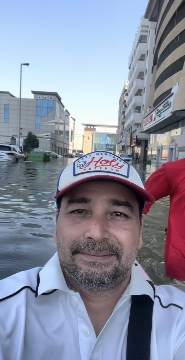 Aktor Umar Lubis dievakuasi pakai perahu usai terjebak banjir di Dubai. Foto: Instagram @umaylubis