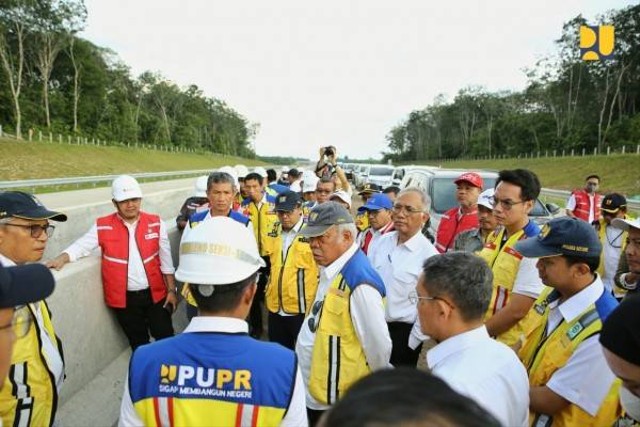 Menteri PUPR Basuki Hadimuljono atau Pak Bas menargetkan ruas Tol Palembang-Betung, yang merupakan bagian dari Jalan Tol Kayu Agung-Palembang - Betung (Tol Kapalbetung), rampung pada 2025. Foto: Kementerian PUPR