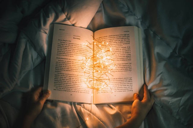 Ilustrasi Alur Penceritaan yang Digambarkan secara Runtun dari A sampai Z. Sumber: Foto Unsplash/Nong