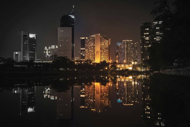 Jalan-Jalan Malam di Jakarta. Foto hanya ilustrasi, bukan tempat sebenarnya. Sumber: Unsplash/Dias