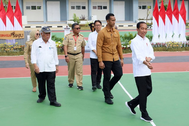 Presiden Joko Widodo melakukan kunjungan kerja di Sekolah SMKN 1 Rangas, Mamuju, Sulawesi Barat, Selasa (23/4/2024). Foto: ANTARA FOTO/ Akbar Tado