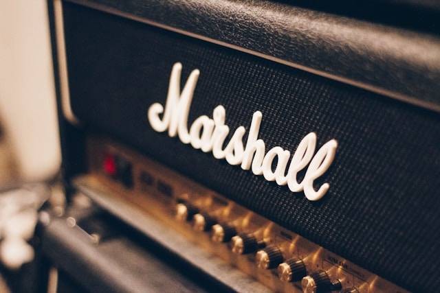 Ilustrasi rekomendasi amplifier gitar terbaik. Foto: Adam Tagarro/Unsplash