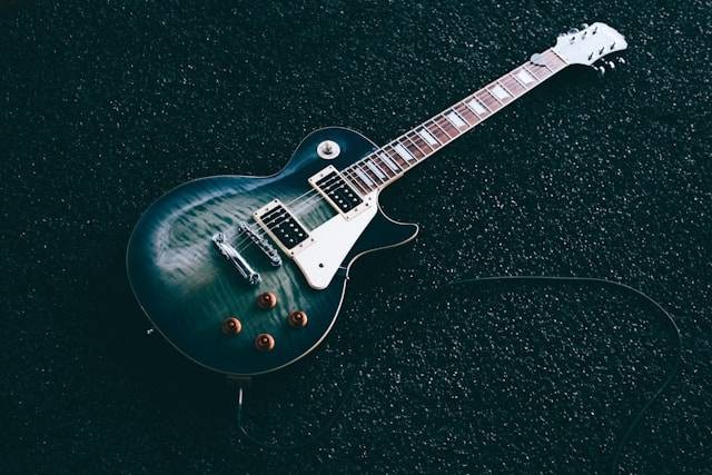 Ilustrasi rekomendasi gitar elektrik 3 jutaan. Foto: Jeremy A/Unsplash