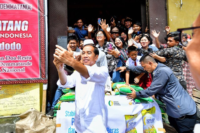 Presiden Jokowi meninjau Pasar Tumpah Mamasa, Kabupaten Mamasa, Sulawesi Barat, Selasa (23/4/2024). Foto: Vico - Biro Pers Sekretariat Presiden
