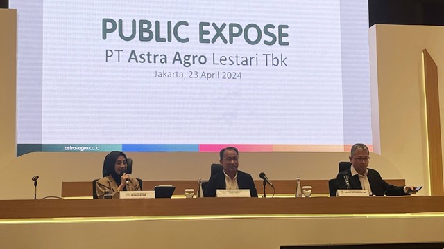 Corcom AALI Fenny Anggraeny Sofyan, Presiden Direktur AALI Santoso dan mantan Direktur AALI Mario C. Surung Gultom dalam Public Expose AALI di Menara Astra Jakarta, Selasa (23/4). Foto: Widya Islamiati/kumparan