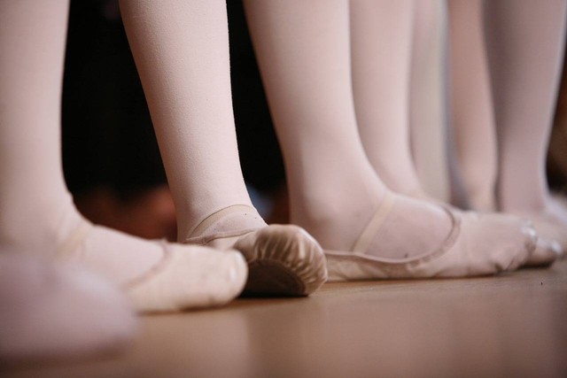 Ilustrasi teknik posisi kaki dalam balet. Foto: Pixabay