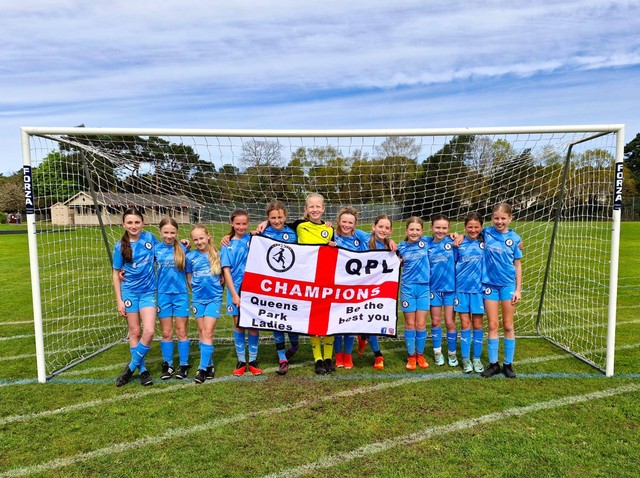 Queens Park Ladies menjuarai Bournemouth Youth Football League 2023/2024 usai mengalahkan Lymington Town FC Spirit dengan skor 3-0 pada Minggu (14/4). Foto: Queens Park Ladies