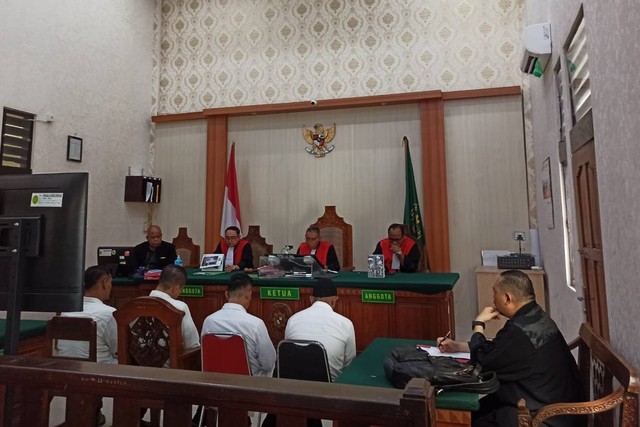 Empat terdakwa kasus penyerangan Kantor Satuan Polisi Pamong Praja (Satpol PP) Kota Denpasar, Bali, divonis dua tahun di Pengadilan Negeri (PN) Denpasar, pada Selasa (23/4/2024). Foto: Denita BR Matondang/kumparan