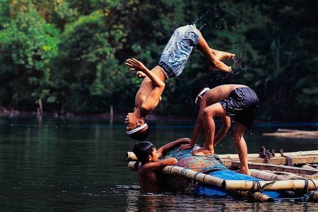 Pemandian Lubuk Minturun. Foto hanyalah ilustrasi, bukan tempat yang sebenarnya. Sumber: Unsplash/styvo Putra Sid