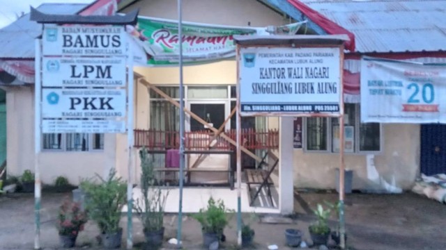 Kantor Wali Nagari Singguliang yang disegel warga. Foto: Polres Padang Pariaman