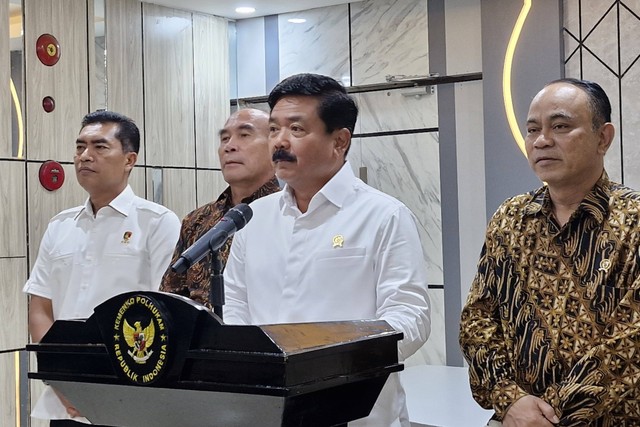 Menko Polhukam Hadi Tjahjanto usai rapat terkait pemberantasan judi online di Kantor Kemenko Polhukam, Jakarta, Selasa (23/4/2024). Foto: Nadia Riso/kumparan