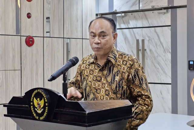 Menkominfo Budi Arie usai rapat terkait pemberantasan judi online di Kantor Kemenko Polhukam, Jakarta, Selasa (23/4/2024). Foto: Nadia Riso/kumparan