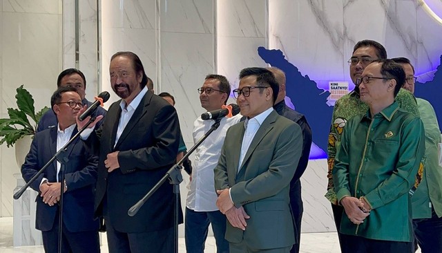 Ketua Umum PKB Muhaimin Iskandar dan Ketua Umum NasDem Surya Paloh memberikan keterangan pers usai melakukan pertemuan di DPP NasDem, Jakarta Pusat, Selasa (23/4/2024). Foto: Haya Syahira/kumparan