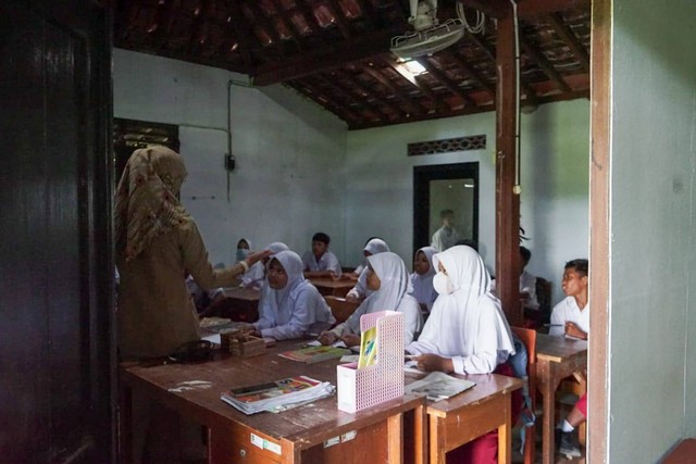 Proses ujian praktik siswa kelas 6 SD Negeri Bugel, Kulon Progo, di rumah warga karena sekolahnya terdampak proyek pembangunan JJLS. Foto: Widi RH Pradana/Pandangan Jogja