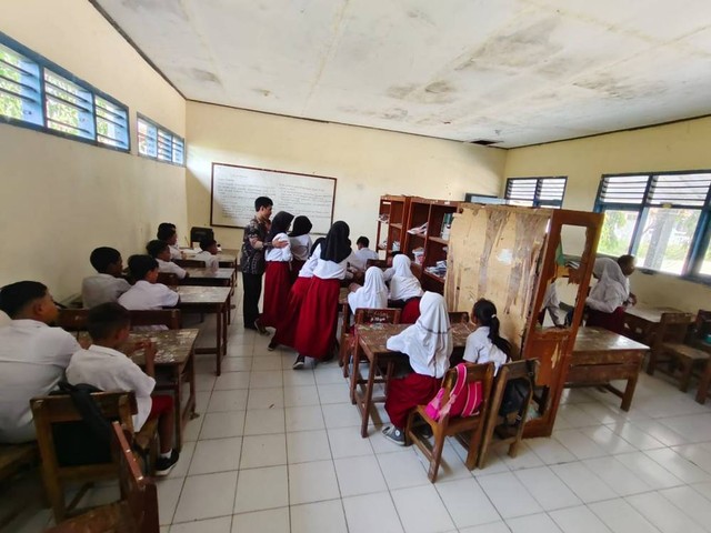 Kegiatan belajar mengajar (KBM) siswa-siswi SDN 3 Pekantingan, Kabupaten Cirebon, 2 kelas disatukan dalam 1 ruangan yang hanya disekat rak buku. Foto: Tarjoni/Ciremaitoday