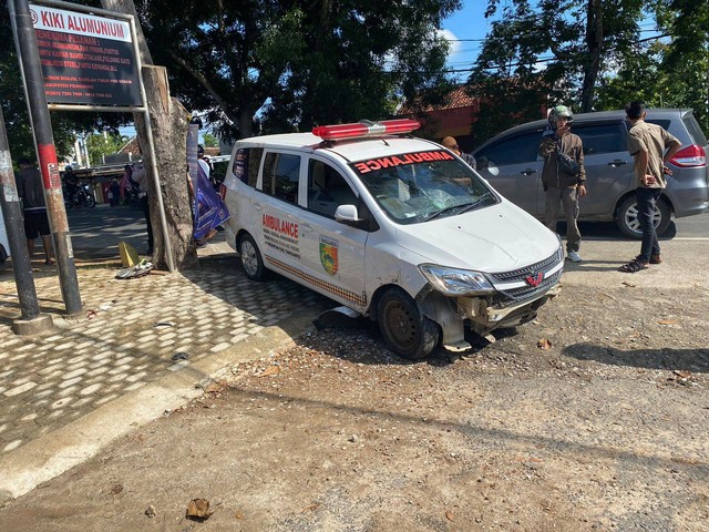 Mobil ambulance yang terlibat kecelakaan di Jalan Lintas Barat Sumatera (Jalinbar) Pringsewu, Lampung. | Foto: Dok Polres Pringsewu