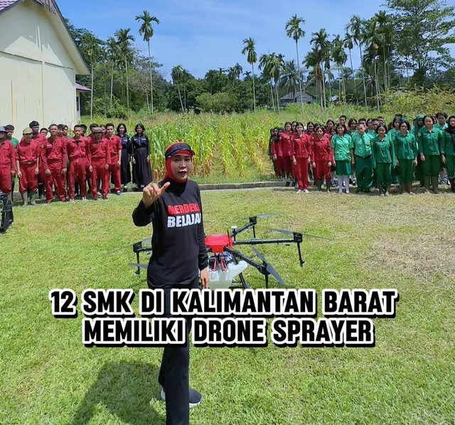 Kepala Dinas Pendidikan dan Kebudayaan, Rita Hastarita bersama siswa-siswa SMK mencoba drone sprayer pertanian. Foto: Dok. Istimewa