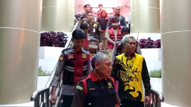 Para tersangka kasus dugaan korupsi pengadaan lahan RSUD Walanda Maramis di Kabupaten Minahasa Utara, saat dibawa Kejaksaan Tinggi Sulawesi Utara menuju penjara.
