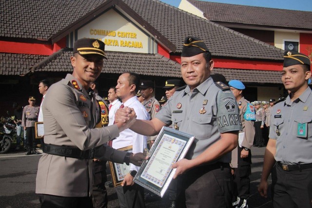 Sukarna, Ka KPLP Jember menerima reward dari Kapolres Jember AKBP Bayu Pratama