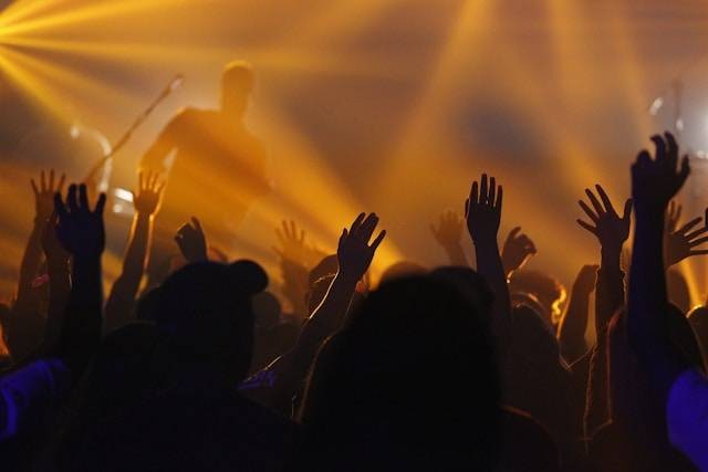 Harga Tiket Konser Sheila On 7 di Makassar 2024. Foto Hanya Ilustrasi. Sumber Foto: Unsplash.com/Edward Cisneros