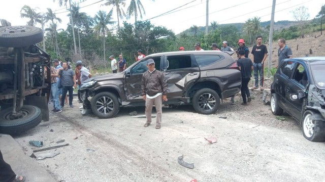 Kecelakaan beruntun di Sidrap, Sulawesi Selatan, Selasa (23/4). Foto: Dok. Istimewa