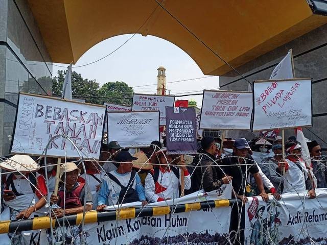 Situasi aksi protes ratusan massa saat menggelar aksi di depan Kantor Pemprov Lampung dan DPRD Lampung menuntut status hak tanah. Sumber : Kumparan.com
