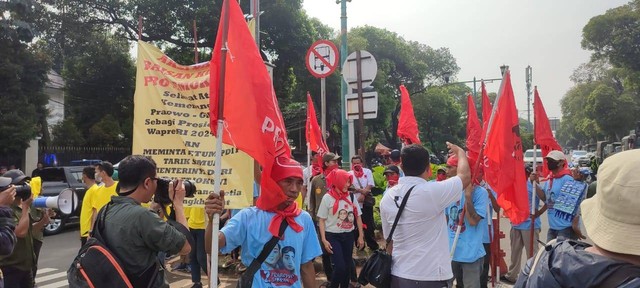 Elemen masyarakat dari Barisan Kuning Pro Demokrasi dan Projo mulai berkumpul di sekitar KPU RI pada Rabu (24/4). Foto: Rachmadi Rasyad/kumparan