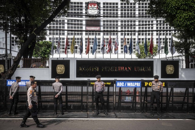 Personel kepolisian melakukan pengamanan menjelang rapat pleno terbuka penetapan pasangan calon Presiden dan Wakil Presiden terpilih Pemilu 2024 di Gedung Komisi Pemilihan Umum (KPU), Jakarta, Rabu (24/04). Foto: ANTARA FOTO/Aprillio Akbar