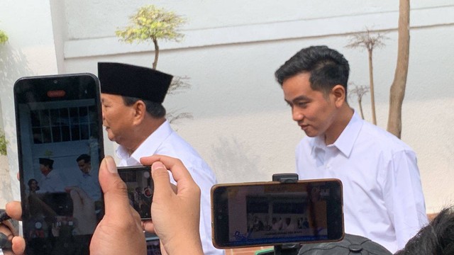 Prabowo dan Gibran tiba di KPU, Jakarta, Rabu 24/4/2024). Foto: Luthfi Humam/kumparan