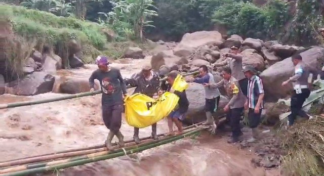 Satu orang dinyatakan meninggal karena terbawa arus saat banjir bandang di Kertasari, Kabupaten Bandung pada Selasa (23/4). Foto: Dok. Istimewa