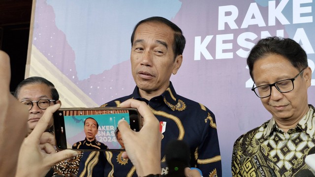 Presiden Jokowi usai menghadiri Rakernaskes di ICE BSD, Tangerang, Rabu (24/4/2024). Foto: Nadia Riso/kumparan