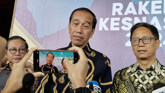 Presiden Jokowi menjawab pertanyaan wartawan usai menghadiri Rakernaskes di ICE BSD, Tangerang, Rabu (24/4/2024). Foto: Nadia Riso/kumparan