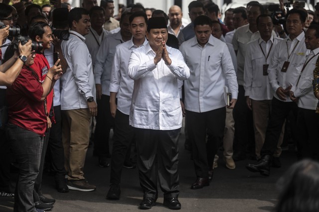 Calon presiden dan calon wakil presiden nomor urut 2, Prabowo Subianto bersama Gibran Rakabuming Raka bersiap mengikuti rapat pleno terbuka penetapan pasangan calon Presiden dan Wakil Presiden terpilih Pemilu 2024 di depan Gedung KPU, Rabu (24/4/24). Foto: ANTARA FOTO/Aprillio Akbar