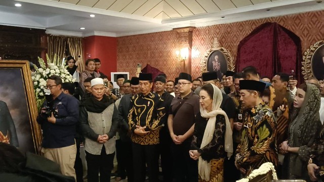 Jokowi tiba di rumah duka Mooryati Soedibyo di Jalan Mangunsarkoro No.69, Jakpus, Rabu (24/4). Foto: Thomas Bosco/kumparan