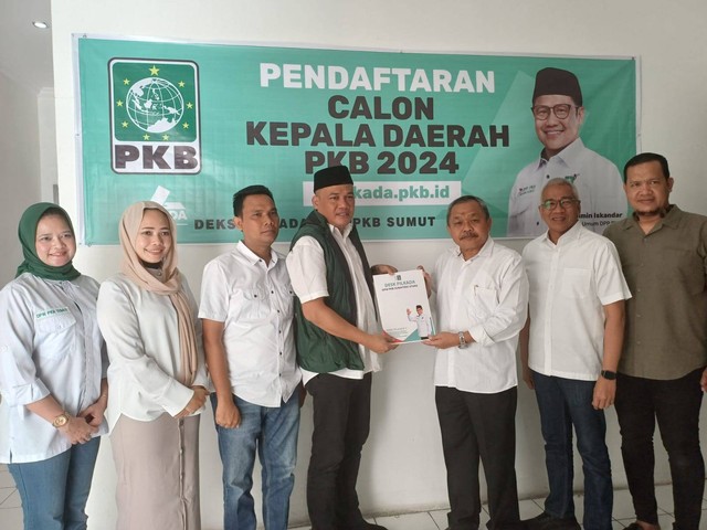 Tim eks Gubernur Sumut Edy Rahmayadi mengambil formulir pendaftaran pilgub di DPW PKB Sumut. Foto: Dok. PKB Sumut