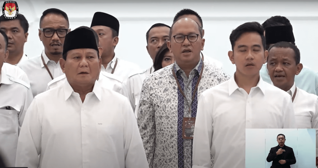 Ipang Wahid (belakang, berkaca mata) di acara penetapan Prabowo-Gibran sebagai presiden-wapres terpilih di gedung KPU, Rabu (24/4/2024). Foto: Dok KPU