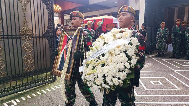 Jenazah Mooryati Soedibyo dilepas dengan upacara militer dari rumah duka di Jalan Mangunsarkoro No.69, Jakpus, untuk dimakamkan di Tapos, Bogor, Rabu (24/4). Foto: Thomas Bosco/kumparan