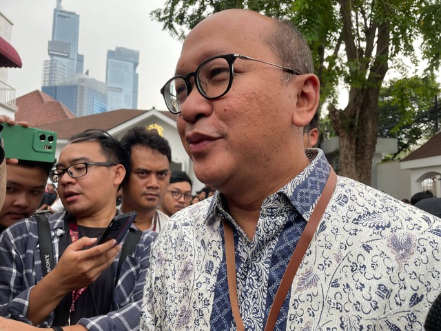 Ketua TKN Prabowo-Gibran, Rosan Roeslani, saat ditemui wartawan usai penetapan capres-cawapres terpilih di KPU RI, Jakarta Pusat, Rabu (24/4/2024). Foto: Fadhil Pramudya/kumparan