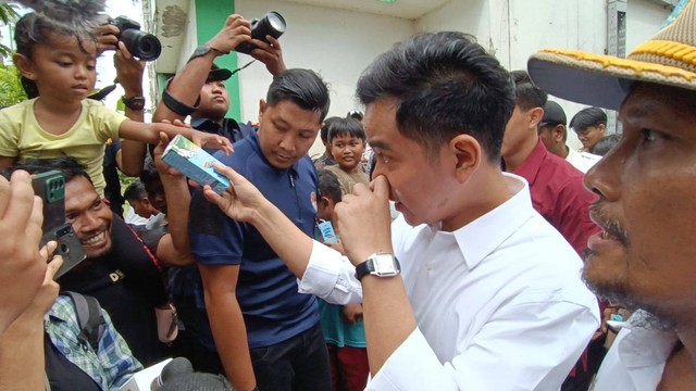Cawapres pemenang Pemilu 2024, Gibran Rakabuming Raka, berkunjung ke Rusunawa Muara Baru di Jakarta Pusat, Rabu (24/4). Dia bagi-bagi susu ke anak-anak. Foto: Zamachsyari/kumparan
