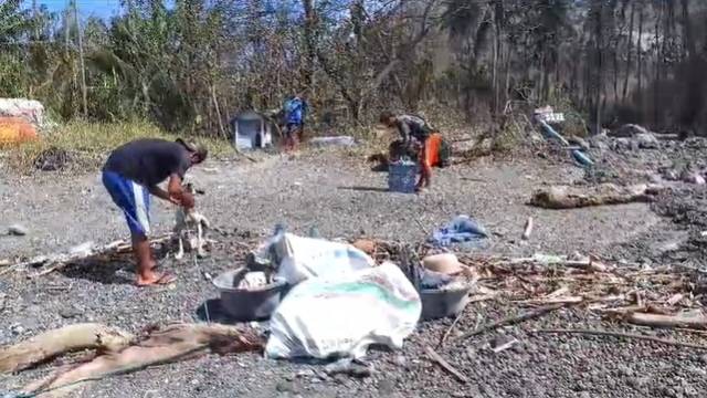 Warga di Pulau Ruang mengumpulkan barang yang masih bisa digunakan usai erupsi Gunung Ruang terjadi.