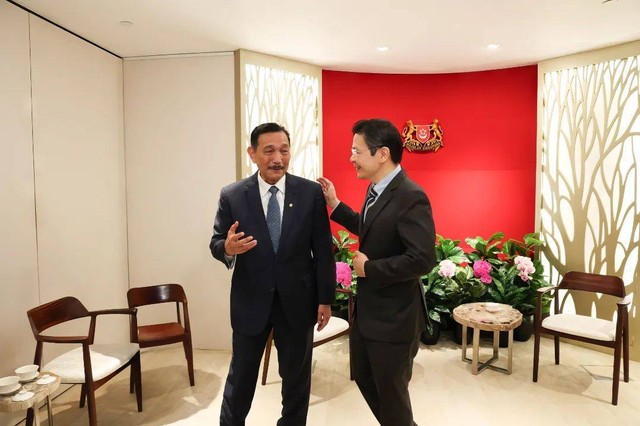 Menko Bidang Kemaritiman dan Investasi Luhut Binsar Pandjaitan berbicara dengan Deputi Perdana Menteri Singapura, Minister Lawrence Wong. Foto: Instagram/ @luhut.pandjaitan