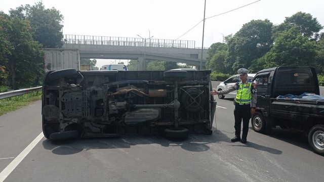Satu unit mobil merk Daihatsu Granmax dengan nomor polisi B 9324 CCD mengalami kecelakaan tunggal di Tol Purbaleunyi kilometer 151 pada Rabu (24/4/2024) pagi. Foto: Dok. Istimewa