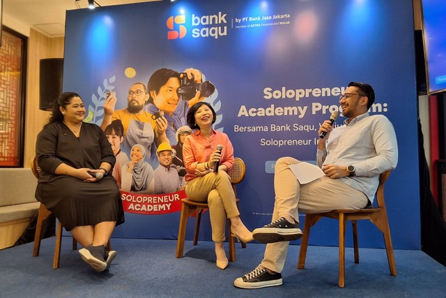 Head of Entrepreneur Experience Endeavor Indonesia Syifa Zakia, dan Chief Business Digital Officer BJJ, Angela Lew Dermawan dalam acara peluncuran Bank Saqu Solopreneur Academy di Jakarta, Rabu (24/4/2024).  Foto: Widya Islamiati/kumparan