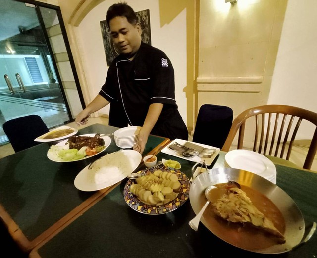 Chef Danang menunjukkan deertan menu mangan grudukan. Foto: Masruroh/Basra