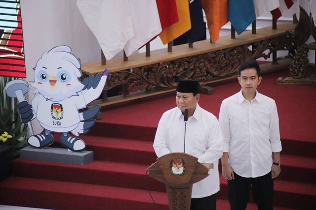 Presiden dan Wakil Presiden terpilih Prabowo Subianto dan Gibran Rakabuming Raka memberikan sambutan saat rapat pleno di Gedung Komisi Pemilihan Umum (KPU), Jakarta, Rabu (24/4/2024). Foto: Jamal Ramadhan/kumparan