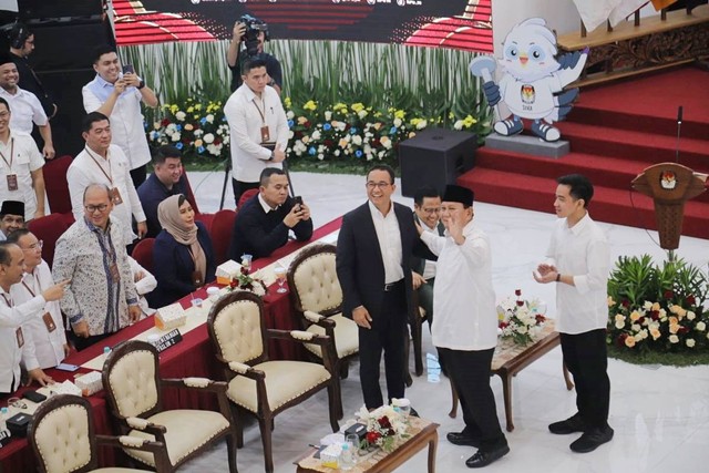 Presiden dan Wakil Presiden terpilih Prabowo Subianto dan Gibran Rakabuming Raka bersama Anies Baswedan menyapa wartawan saat rapat pleno di Gedung Komisi Pemilihan Umum (KPU), Jakarta, Rabu (24/4/2024). Foto: Jamal Ramadhan/kumparan