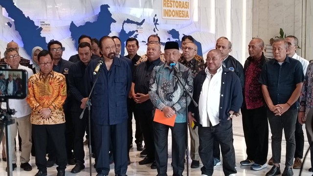 Ketua Umum Partai NasDem, Surya Paloh bersama Presiden PKS, Ahmad Syaikhu melakukan konferensi pers di NasDem Tower, Jakarta Pusat, Rabu (24/4/2024). Foto: Fadlan Nuril Fahmi/kumparan