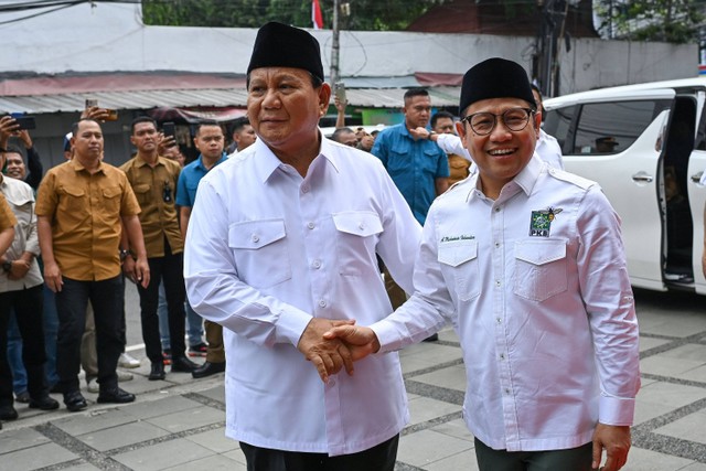 Presiden terpilih periode 2024-2029 Prabowo Subianto (kiri) berjabat tangan dengan Ketua Umum Partai Kebangkitan Bangsa (PKB) Muhaimin Iskandar (kanan) usai tiba di Kantor DPP PKB, Jakarta, Rabu (24/4/2024).  Foto: Aditya Pradana Putra/ANTARA FOTO