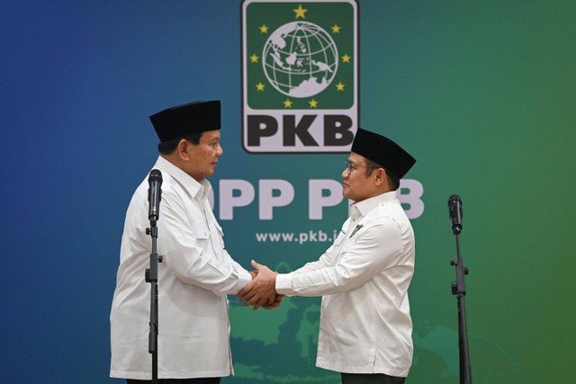 Presiden terpilih periode 2024-2029 Prabowo Subianto (kiri) berjabat tangan dengan Ketua Umum Partai Kebangkitan Bangsa (PKB) Muhaimin Iskandar (kanan) usai melakukan pertemuan di Kantor DPP PKB, Jakarta, Rabu (24/4/2024). Foto: Aditya Pradana Putra/ANTARA FOTO