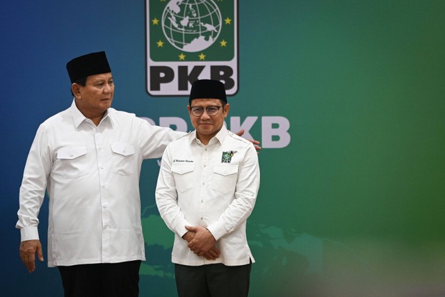 Presiden terpilih periode 2024-2029 Prabowo Subianto (kiri) merangkul Ketua Umum Partai Kebangkitan Bangsa (PKB) Muhaimin Iskandar (kanan) usai melakukan pertemuan di Kantor DPP PKB, Jakarta, Rabu (24/4/2024). Foto: Aditya Pradana Putra/ANTARA FOTO